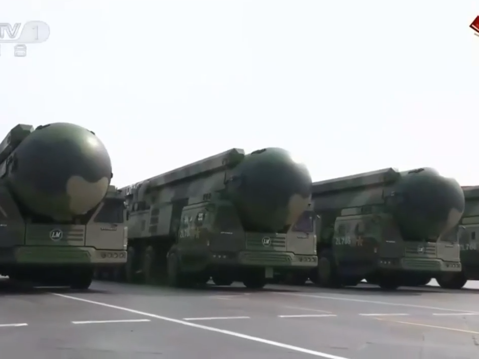 来了！来了！传说中的核导弹首次亮相！