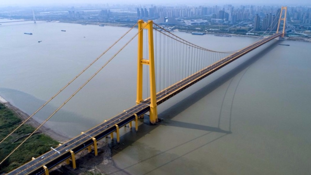 金色大桥飞架！长江上首座双层公路大桥通车