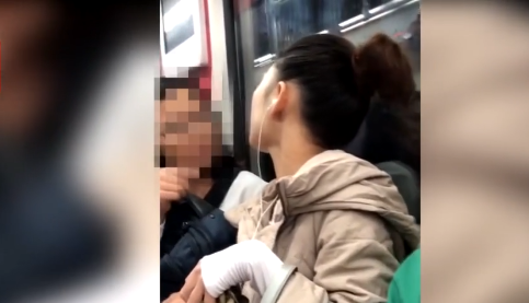 女子在地铁吃刺激气味食物反怼劝阻乘客：你就像个摆地摊的！