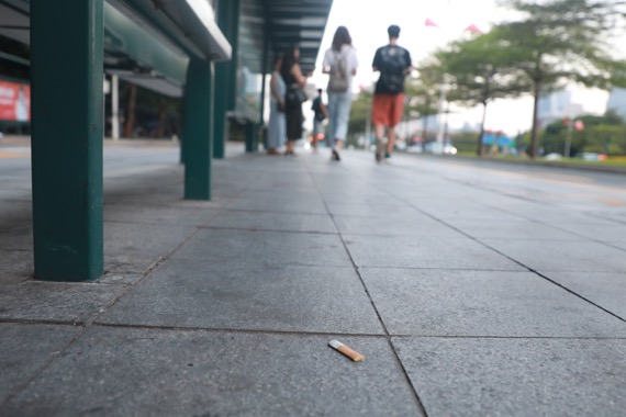 1小时内6名男子在公交站台做了这件事，结果都被罚款50元！