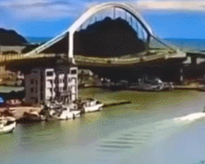 台湾宜兰南方澳跨港大桥坍塌，已造成4人死亡