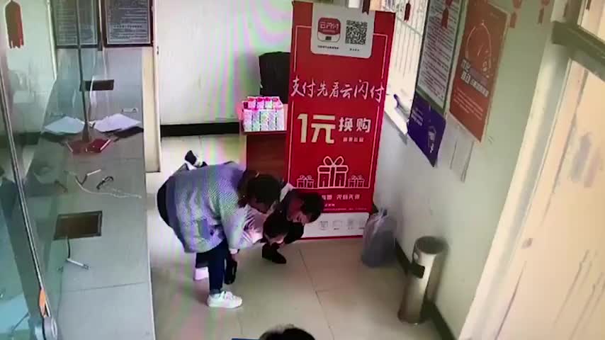 幼童吃糖果卡喉，危急时刻他教科书式海姆立克急救法救回一命…