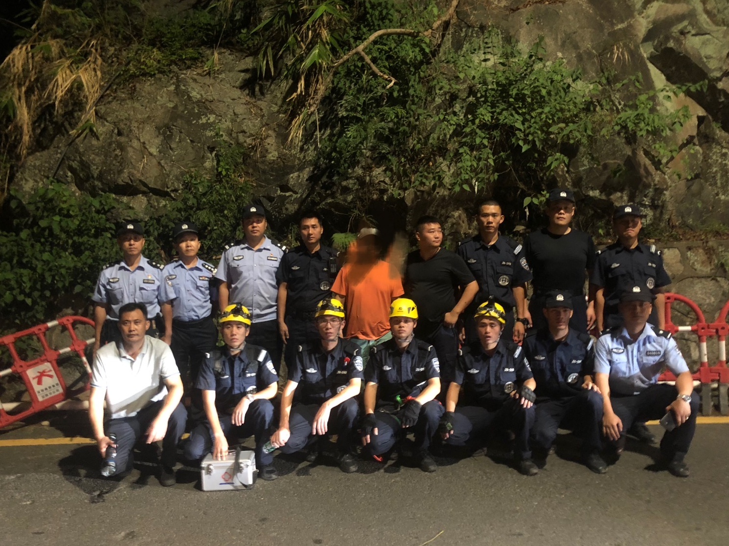 男子独自爬山迷路 警方摸黑四小时救出