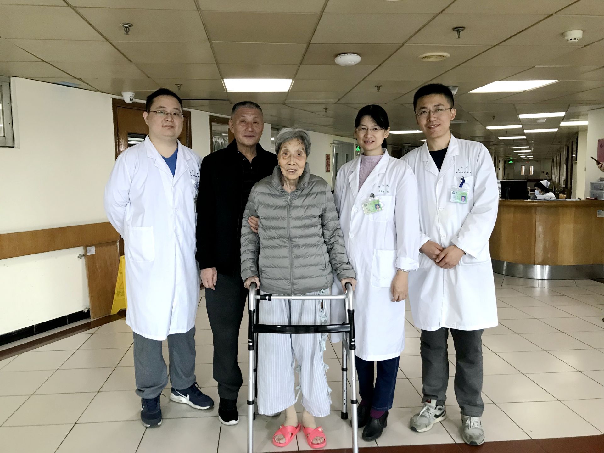91岁阿婆摔跤骨折，骨质疏松如“蛀虫”蚀骨