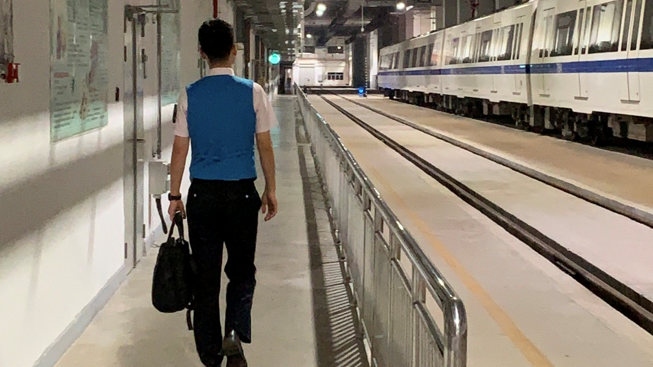 都市早行人｜地铁压道车司机：清晨5:30，他在城市地底疾驰