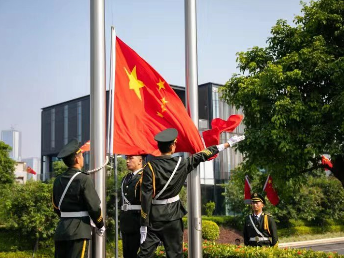 今天，国旗在前海升起