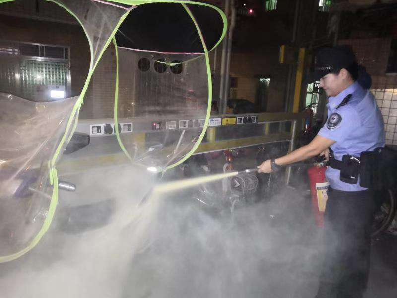 电动车电池老化冒烟！网格员及时发现扼制火情发生