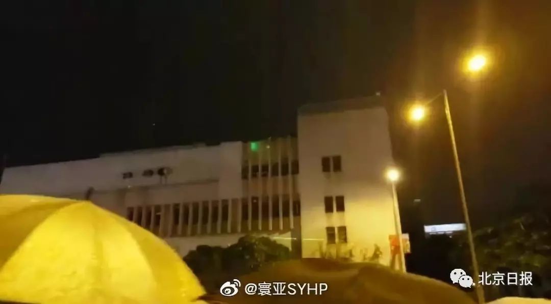驻港部队首次亮黄旗“警告”