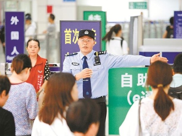 不忘初心 牢记使命·榜样｜“边检工匠”黄平： 坚守三尺验证台37年初心不变