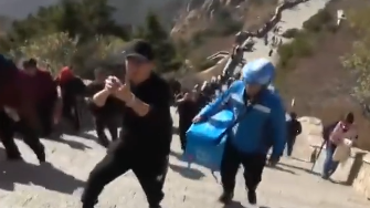 你敢点我就敢送！男子在泰山顶点餐，结果外卖小哥还真接了……