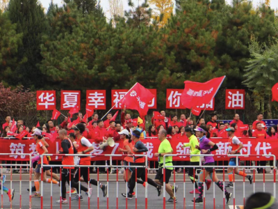 北京马拉松鸣枪开跑 肯尼亚选手创造新赛会纪录