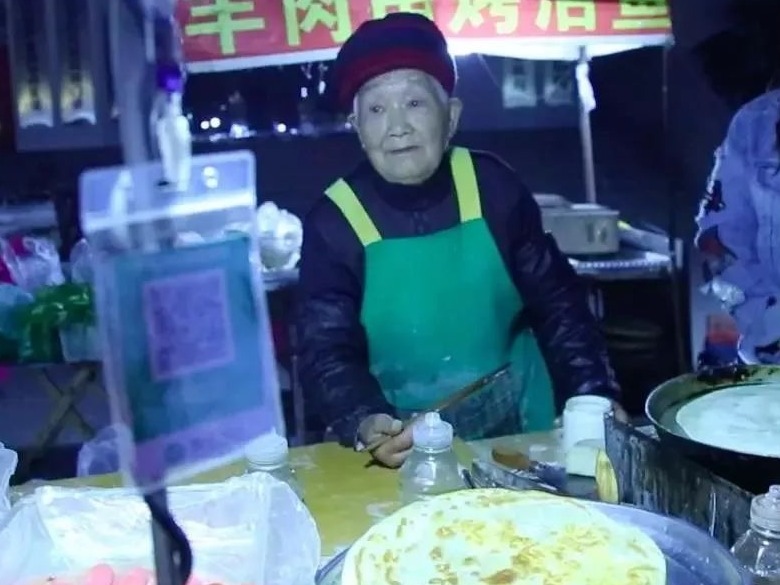 每夜摆摊到凌晨5点，94岁煎饼奶奶火了，一句话惊醒无数年轻人
