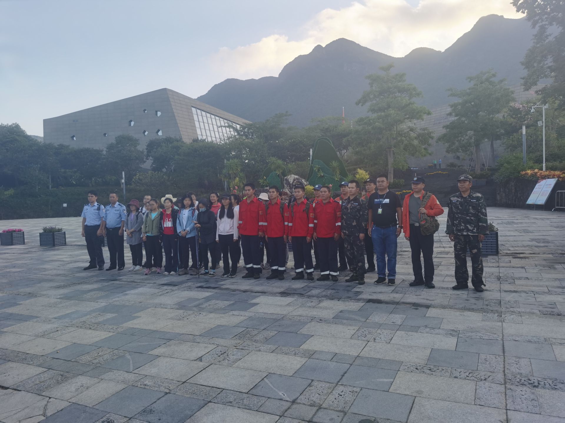 17名驴友迷路七娘山！大鹏警方联合多部门连夜营救