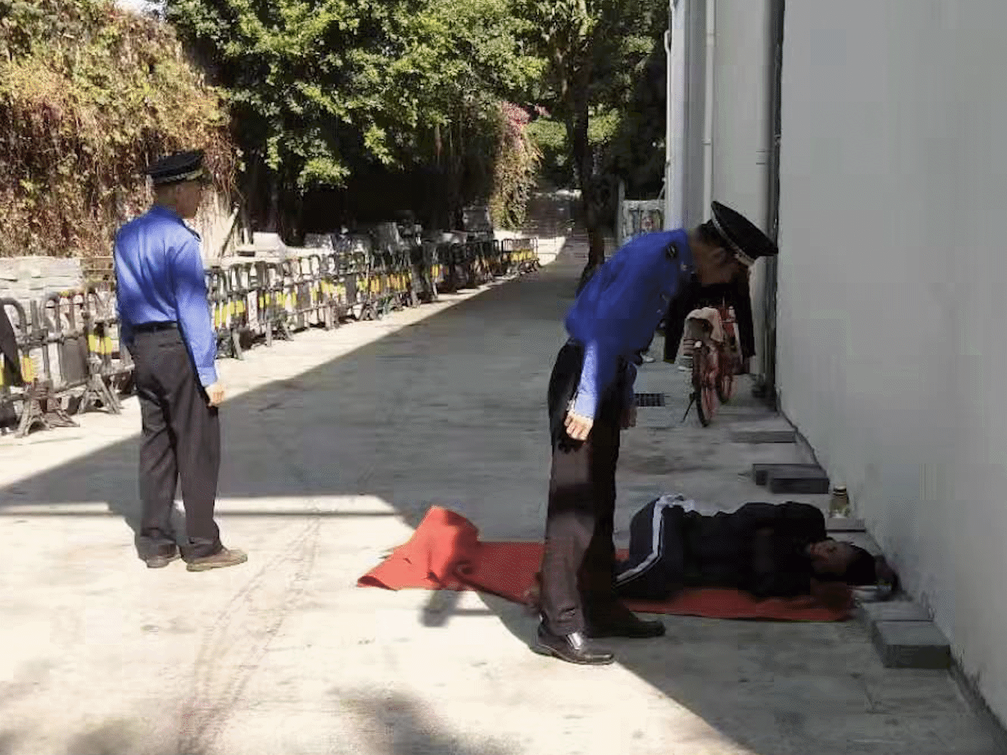 暖心！流浪人员病倒街头 东门治理办“小哥哥”援手送医