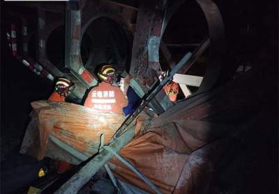 云南在建隧道事故1人获救，仍有12人被困