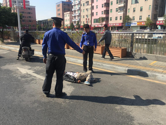 燕罗执法队员热心救助一智力障碍男子获群众点赞