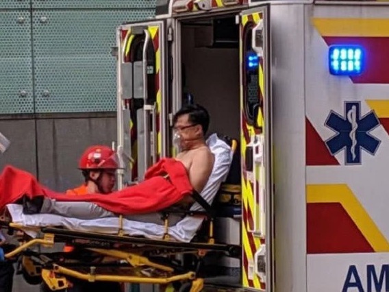香港立法会议员何君尧遇袭送医时清醒，警方拘捕一涉案者 