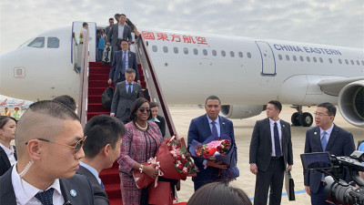 牙买加总理安德鲁·霍尔尼斯抵达深圳