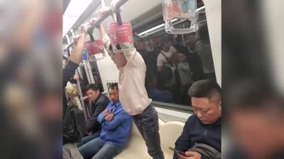 外籍儿童在地铁内站座打闹宛如“窜天猴”……