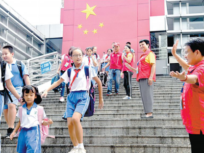 深圳首个区发布小一初一学位预警 龙华小一学位总缺口近8000个