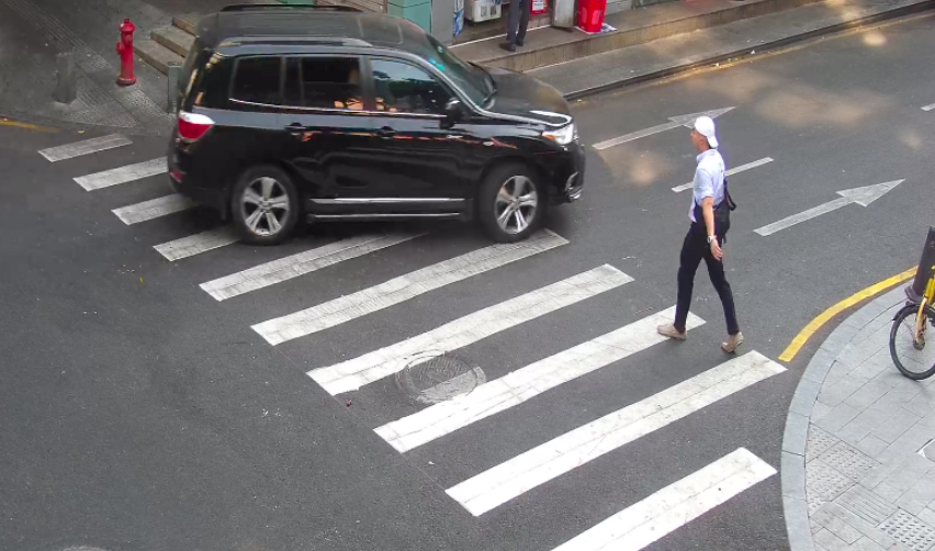 读特警视｜经过斑马线什么程度算“减速”？权威回应在这里