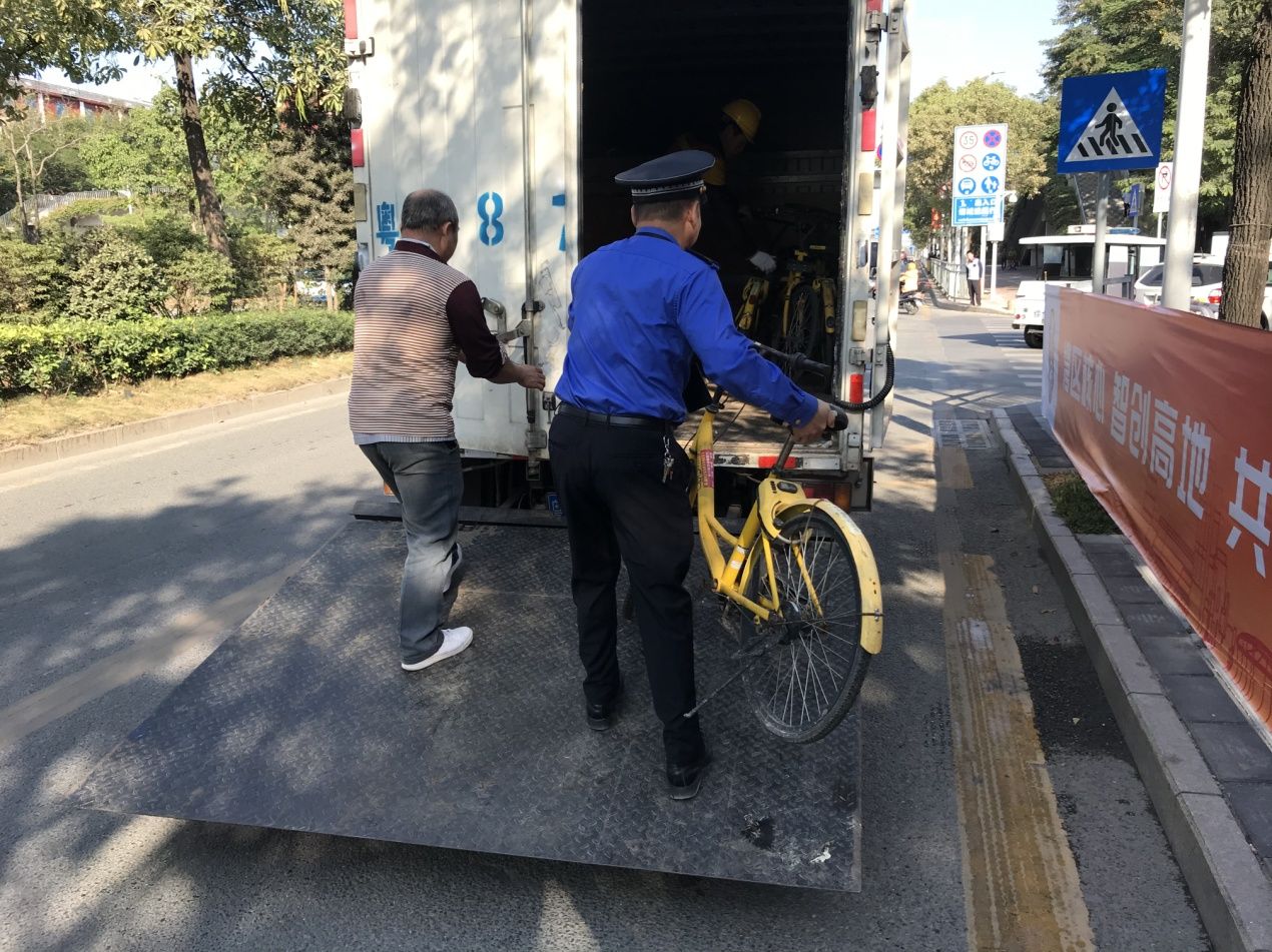 航城开展市容整治护航“宝马”