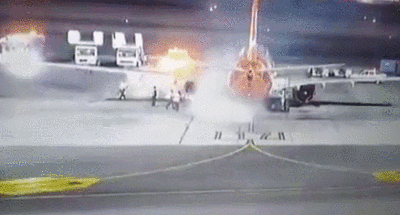 一架乌克兰客机在埃及机场着陆后漏油起火，没有人员伤亡报告