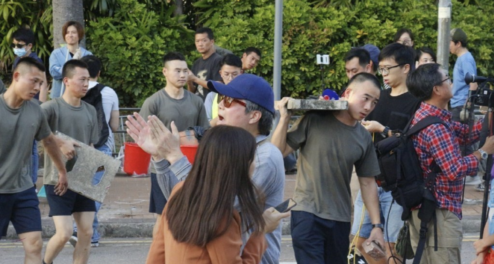 爱港亲民！驻港部队协助市民清理路障