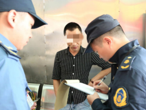 龙岗区开展控烟联合执法行动，8名违规吸烟者被抓“现行”