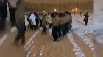 南方学生光膀子雪地大合唱，同学调侃：我在大雪里瑟瑟发抖，你是雪堆里一股暖流