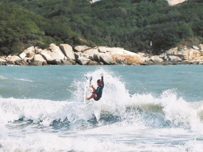 首届亚洲暨全国冲浪锦标赛在汕头开幕  数百健儿竞技南澳岛