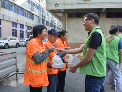 东莞石龙党员志愿者为“城市美容师”送爱心早餐