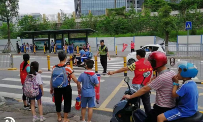 深圳新交规“礼让斑马线”引发市民热议，交警倡议“车让人人快走”