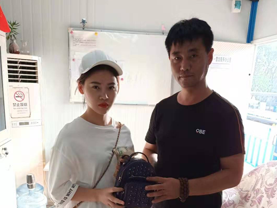 随身挎包丢失 好心司乘帮找回 