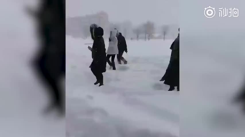 东北阿姨雪天跳广场舞：大雪下到“波棱盖”，一个阿姨一个坑儿……