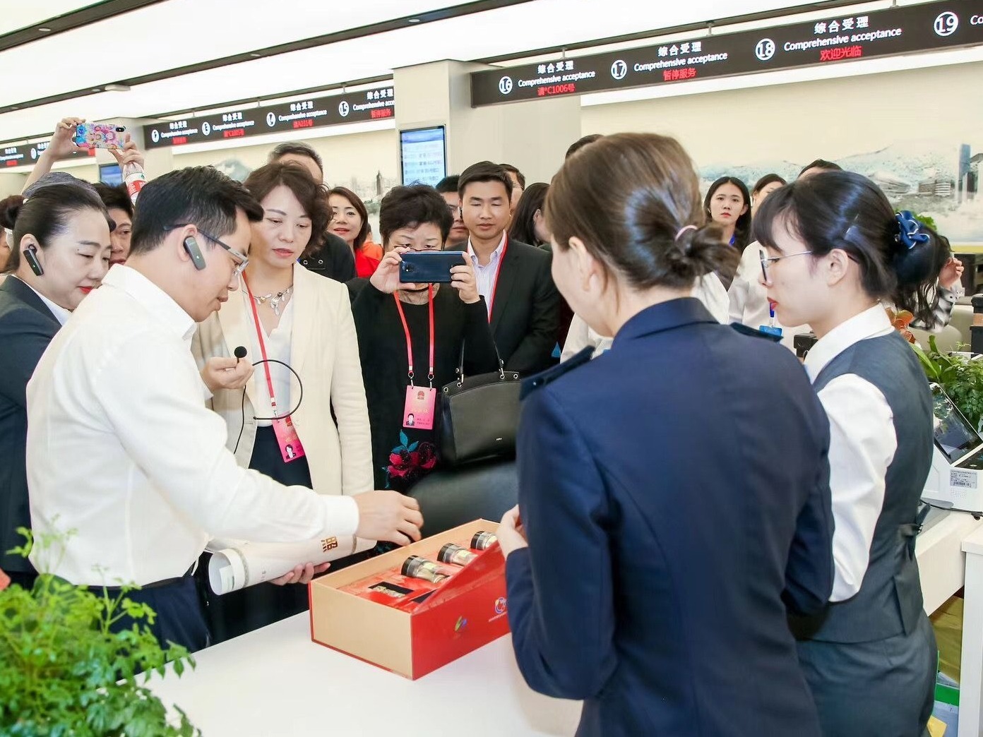 罗湖政务服务开放日：30余各界代表“零距离”体验“五星政务”