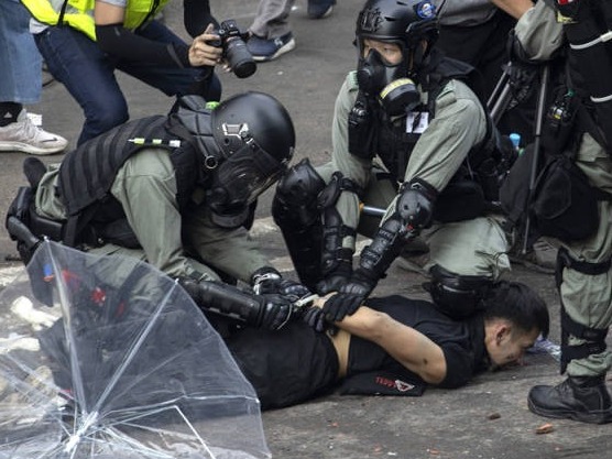 犯法必担责！香港保安局长：将拘捕所有离开理大的暴徒