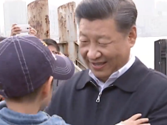 独家视频丨上海考察 习近平抱起两岁半孩童 