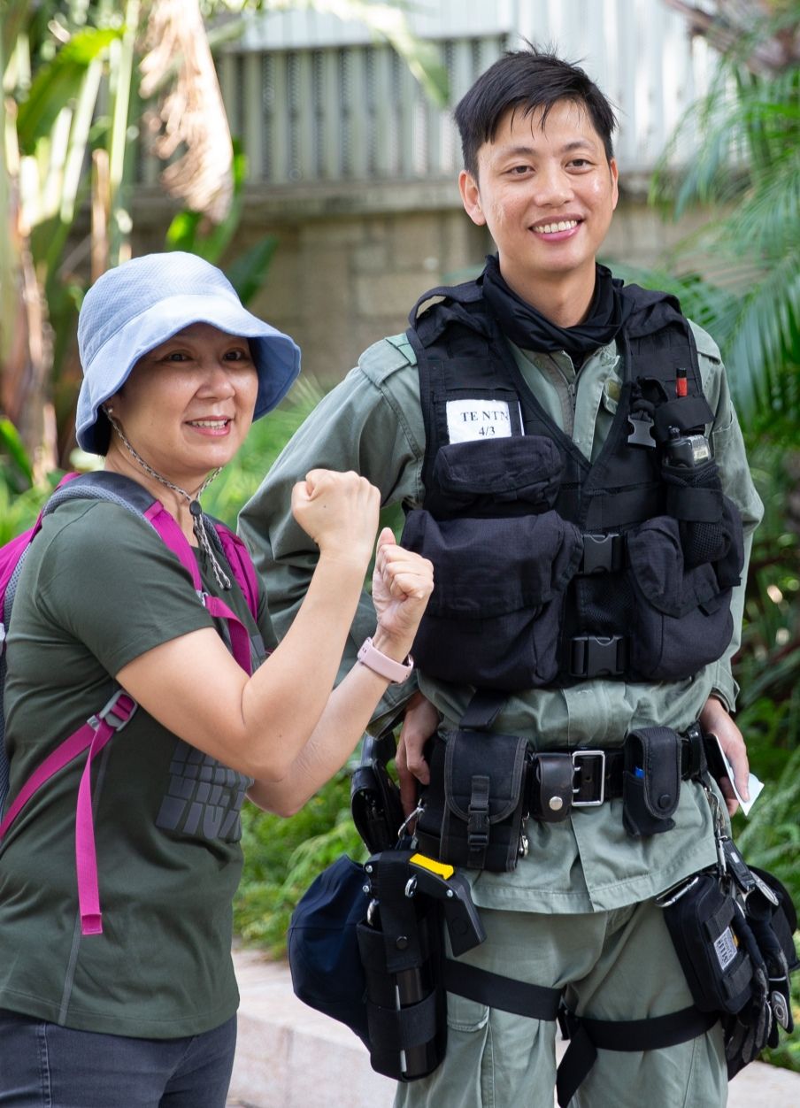 五星红旗飘扬香港市民周末撑警游行
