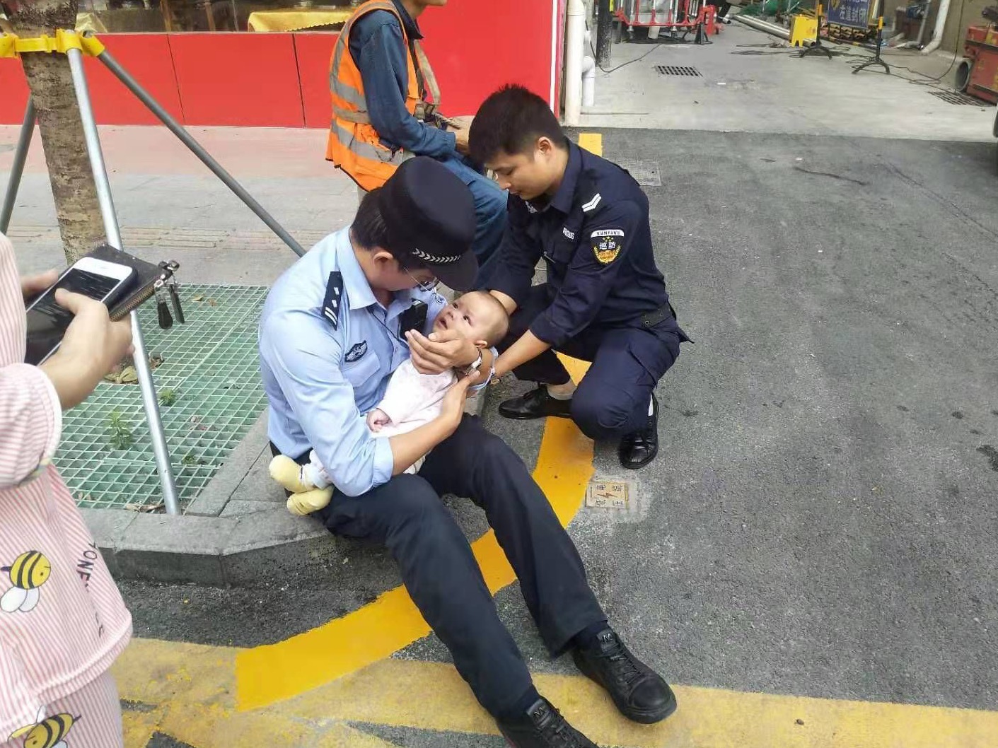 四个月幼儿红枣卡喉 紧急送医后民警激动落泪
