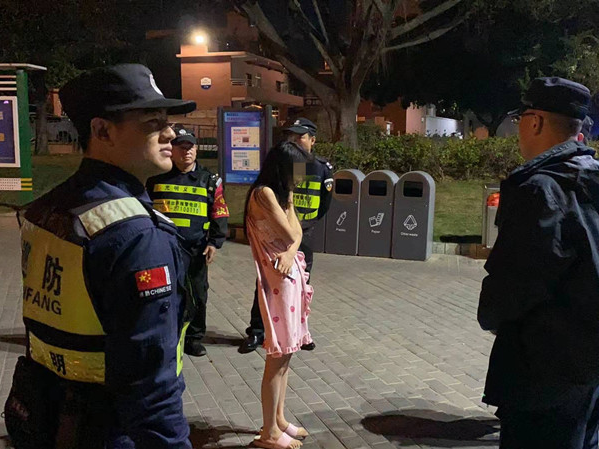 女子凌晨欲轻生 巡逻民警及时阻止送其归家