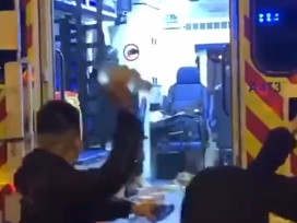 香港疯狂暴徒袭警抢人，阿Sir生命受威胁危急下连开三枪