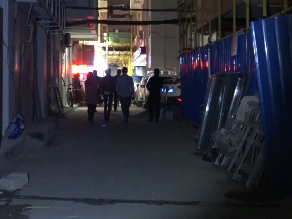 龙华一改建公寓突降窗户 两名施工人员被砸中倒地