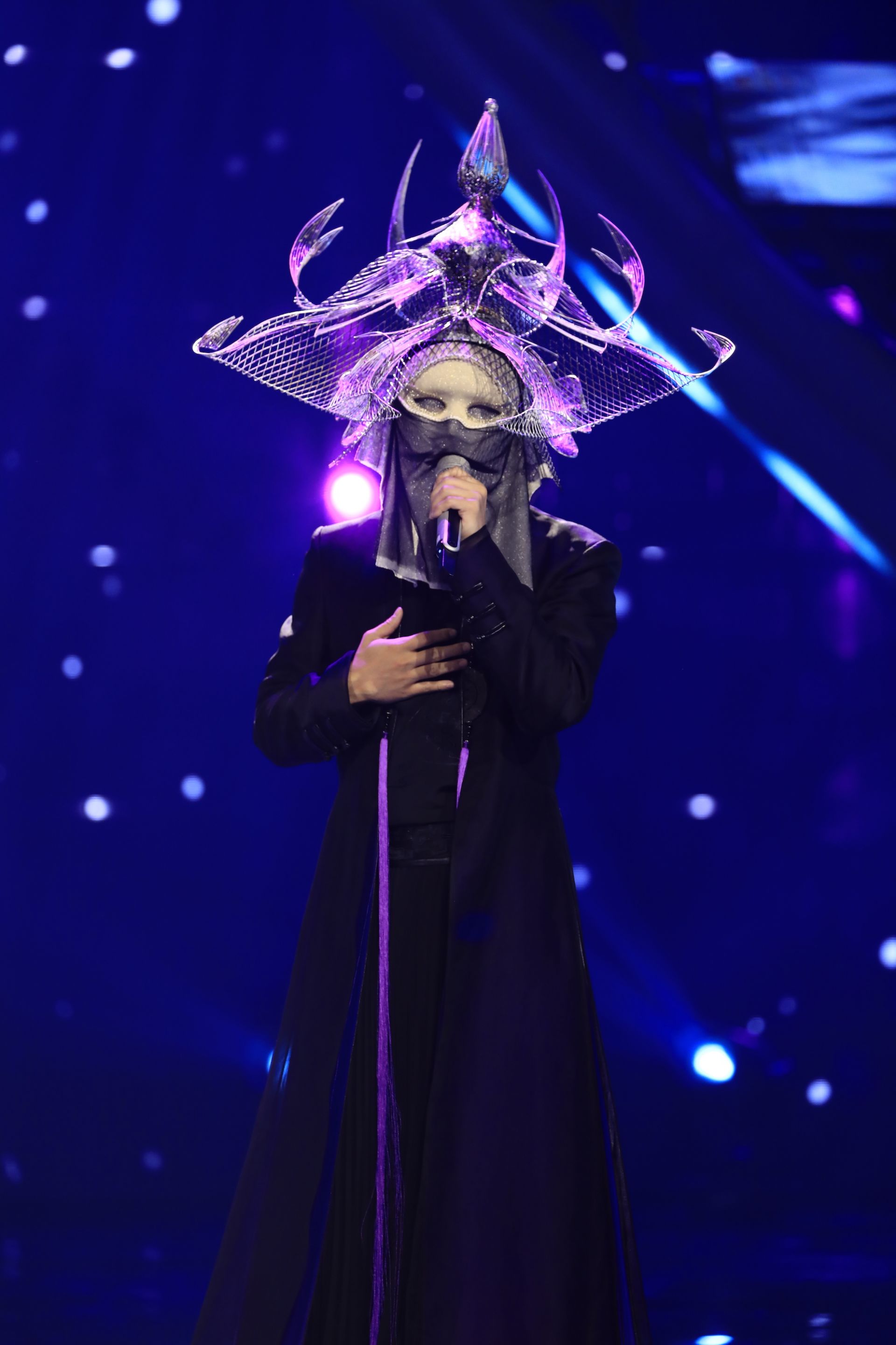 蒙面唱将猜猜猜扭扭转不停揭面竟是朱正廷