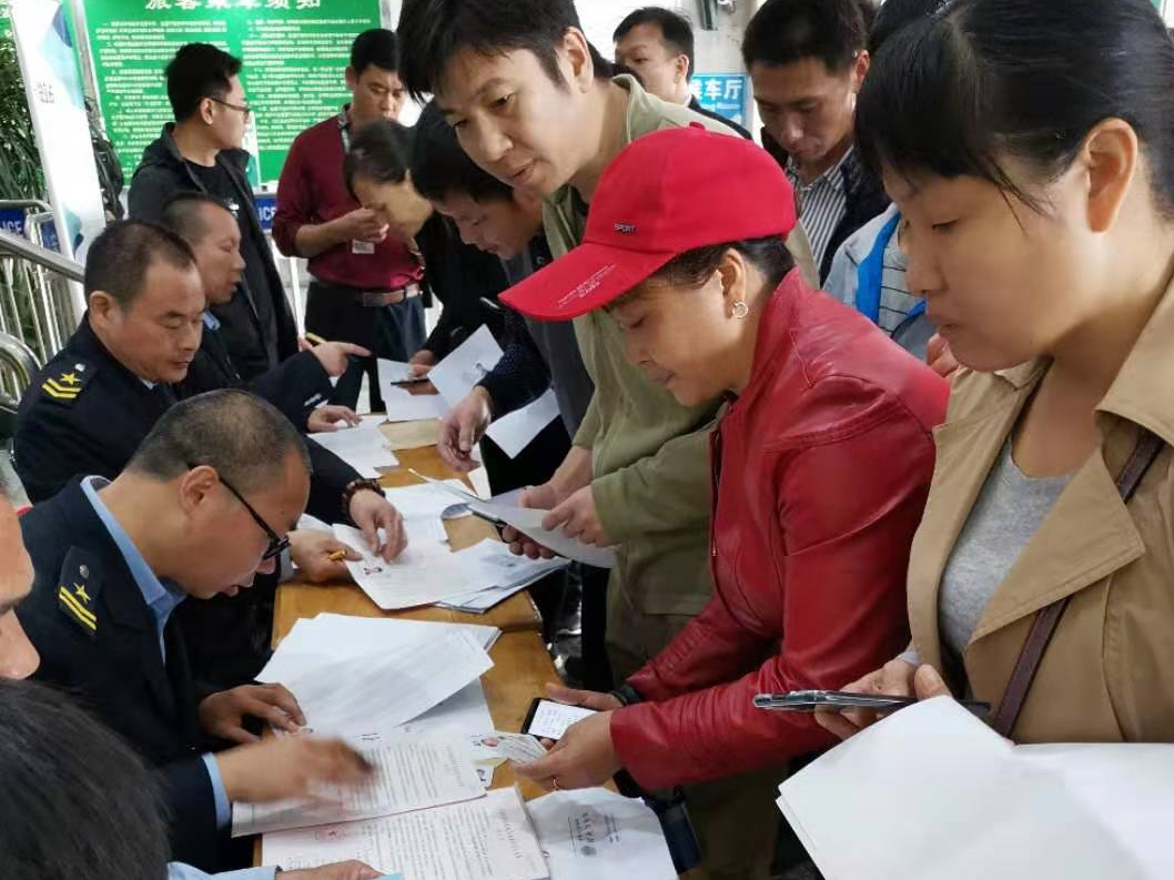 深圳福彩爱心专列领票首日，他们领到了“专属免费车票”