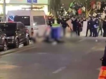 重庆一男子坠楼砸到两名路人，三人均身亡