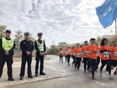 深汕警方全方位护航合作区首届马拉松比赛 