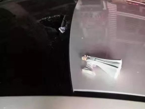 幼儿园门口天降“敖丙”， 一小车被砸出个大窟窿！