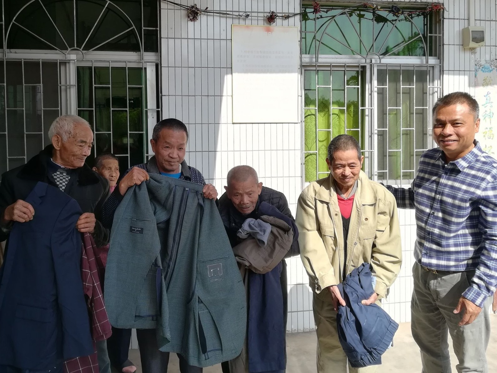 暖身更暖心！深圳市关爱办为雅色贫困户送去冬衣