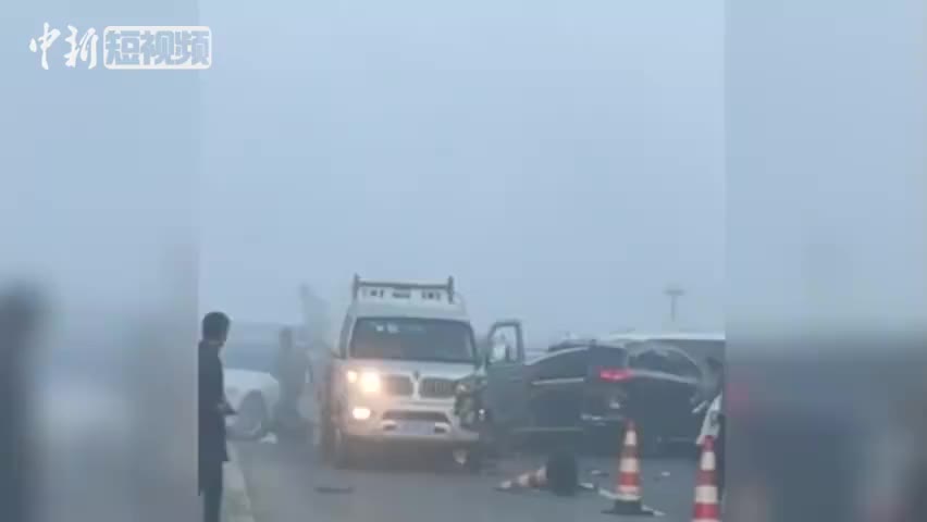大雾天路面结冰，蓉遵高速贵州习水段37车连环相撞